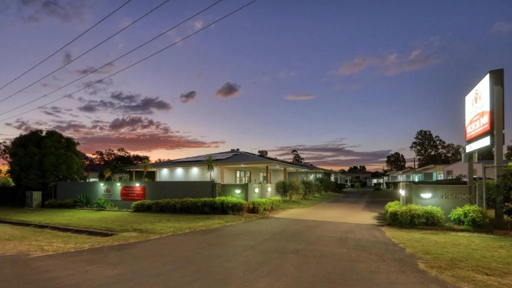 Chinchilla Motor Inn at dusk